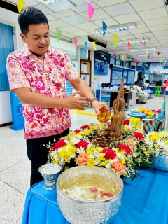 ไฟล์แนบ กปภ.สาขาภูเก็ต จัดกิจกรรมสรงน้ำพระ พร้อมรดน้ำดำหัวผู้ใหญ่ สืบสานประเพณีวันสงกรานต์ ปี 2568