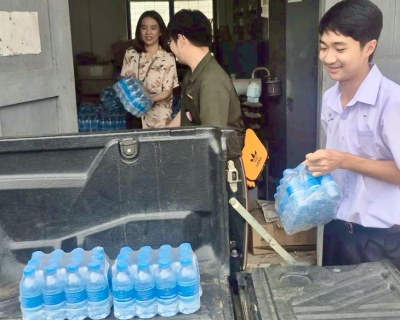 ไฟล์แนบ การประปาส่วนภูมิภาคสาขาแม่สอด สนับสนุนน้ำดื่ม บรรจุขวดตราสัญลักษณ์ กปภ. แก่ ศูนย์ปฏิบัติการป้องกันและลดอุบัติเหตุทางถนนช่วงเทศกาลสงกรานต์ ปี 2568