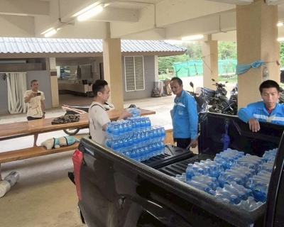 ไฟล์แนบ การประปาส่วนภูมิภาคสาขาแม่สอด สนับสนุนน้ำดื่ม บรรจุขวดตราสัญลักษณ์ กปภ. แก่ ศูนย์ปฏิบัติการป้องกันและลดอุบัติเหตุทางถนนช่วงเทศกาลสงกรานต์ ปี 2568
