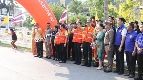 ไฟล์แนบ กปภ.สาขาสมุทรสงคราม ร่วมพิธีเปิดศูนย์ปฏิบัติการร่วมป้องกันและลดอุบัติเหตุทางบกและทางน้ำ ช่วงเทศกาลสงกรานต์ พ.ศ. 2568 และสนับสนุนน้ำดื่มบรรจุขวด 1,000 ขวด สำหรับจุดบริการ/ด่านชุมชนตลอด