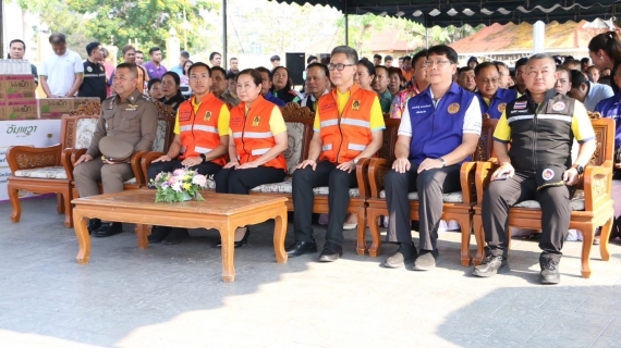ไฟล์แนบ กปภ.สาขาสมุทรสงคราม ร่วมพิธีเปิดศูนย์ปฏิบัติการร่วมป้องกันและลดอุบัติเหตุทางบกและทางน้ำ ช่วงเทศกาลสงกรานต์ พ.ศ. 2568 และสนับสนุนน้ำดื่มบรรจุขวด 1,000 ขวด สำหรับจุดบริการ/ด่านชุมชนตลอด