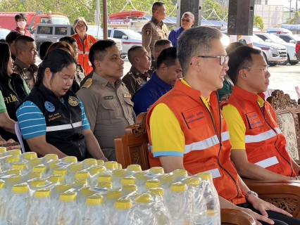 ไฟล์แนบ กปภ.สาขาสมุทรสงคราม ร่วมพิธีเปิดศูนย์ปฏิบัติการร่วมป้องกันและลดอุบัติเหตุทางบกและทางน้ำ ช่วงเทศกาลสงกรานต์ พ.ศ. 2568 และสนับสนุนน้ำดื่มบรรจุขวด 1,000 ขวด สำหรับจุดบริการ/ด่านชุมชนตลอด