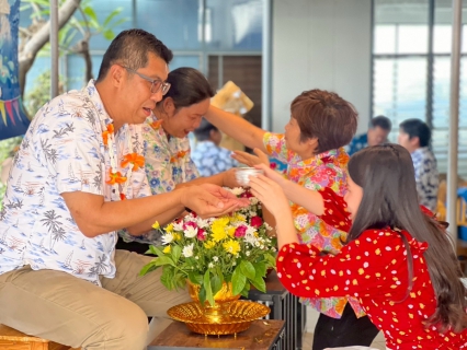 ไฟล์แนบ กปภ.สาขาสมุทรสงคราม ร่วมสรงน้ำพระและรดน้ำขอพรผู้ใหญ่ สืบสานประเพณีไทย เนื่องในวันขึ้นปีใหม่ไทยหรือเทศกาลสงกรานต์ ประจำปี 2568