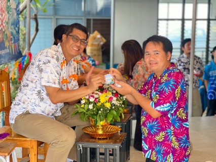 ไฟล์แนบ กปภ.สาขาสมุทรสงคราม ร่วมสรงน้ำพระและรดน้ำขอพรผู้ใหญ่ สืบสานประเพณีไทย เนื่องในวันขึ้นปีใหม่ไทยหรือเทศกาลสงกรานต์ ประจำปี 2568