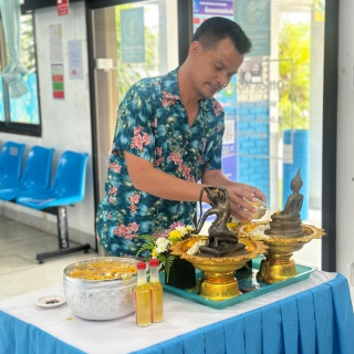 ไฟล์แนบ การประปาส่วนภูมิภาคสาขาท้ายเหมือง ร่วมสืบสานประเพณีไทย จัดกิจกรรมพิธีสรงน้ำพระพุทธรูป และพระแม่ธรณีฯ ในเทศกาลวันสงกรานต์ ประจำปี 2568