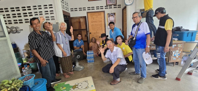 ไฟล์แนบ กปภ.สาขาขอนแก่น (พ) ร่วมมอบน้ำดื่มบรรจุขวดตราสัญลักษณ์ กปภ. พร้อมสำรวจตรวจสอบให้คำเเนะนำการดูเเลอุปกรณ์ประปาภายในบ้านเบื้องต้น ในโครงการ บริหารจัดการเเละนำเทคโนโลยีสิ่งอำนวยความสะดวกให้กับคนพิการในชุมชน 