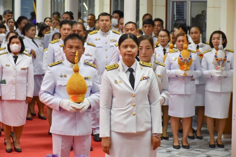 ไฟล์แนบ การประปาส่วนภูมิภาคสาขาท่าแซะ เข้าร่วมพิธีถวายเครื่องราชสักการะและวางพานพุ่ม เบื้องหน้าพระฉายาลักษณ์ฯ พร้อมจุดเทียนถวายพระพรชัยมงคล