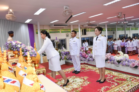 ไฟล์แนบ การประปาส่วนภูมิภาคสาขาท่าแซะ เข้าร่วมพิธีถวายเครื่องราชสักการะและวางพานพุ่ม เบื้องหน้าพระฉายาลักษณ์ฯ พร้อมจุดเทียนถวายพระพรชัยมงคล