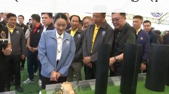 ไฟล์แนบ กปภ. สาขาเลาขวัญ  ร่วมให้การต้อนรับนายกรัฐมนตรี และคณะลงพื้นที่ตรวจราชการ  โครงการจัดหาน้ำบาดาลขนาดใหญ่แก้ปัญหาภัยแล้งอันเนื่องมาจากพระราชดำริ บ้านปากชัดหนองบัว หมู่ที่ 2 ตำบลหนองฝ้าย อำเภอเลาขวัญ จังหวัดกาญจนบุรี