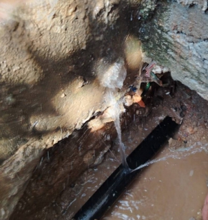 ไฟล์แนบ วันที่ 23 มิถุนายน 2568 การประปาส่วนภูมิภาคสาขาเขาชัยสน นำโดย นายณัฐยุทธ โชโต ผู้จัดการ พร้อมด้วยหัวหน้างานและพนักงานในสังกัด เดินสำรวจหาท่อรั่ว หลังจากการดำเนินการทำ STEP TEST DAY พื้นที่ ในพื้นที่ DMA - 03 บางแก้ว ฝั่งซ้าย (โซนรถไฟ)