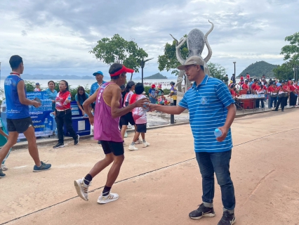 ไฟล์แนบ กปภ.สาขาหลังสวน เข้าร่วมกิจกรรมวิ่งแหวกทะเลสู่เกาะพิทักษ์ หลังสวนมินิมาราธอน ครั้งที่ 19 ประจำปี 2568