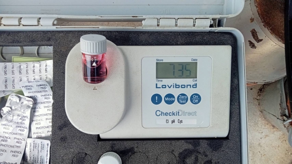 ไฟล์แนบ กปภ.สาขากาญจนดิษฐ์ ลงพื้นที่สุ่มน้ำประปา บริเวณบ้านผู้ใช้น้ำ ม.1 ต.ดอนสัก อ.ดอนสัก จ.สุราษฎร์ธานี หน่วยบริการดอนสัก โดยเก็บตัวอย่างน้ำจากก๊อกน้ำที่บ้านของผู้ใช้น้ำไปตรวจสอบคุณภาพน้ำ