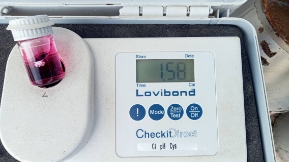 ไฟล์แนบ กปภ.สาขากาญจนดิษฐ์ ลงพื้นที่สุ่มน้ำประปา บริเวณบ้านผู้ใช้น้ำ ม.1 ต.ดอนสัก อ.ดอนสัก จ.สุราษฎร์ธานี หน่วยบริการดอนสัก โดยเก็บตัวอย่างน้ำจากก๊อกน้ำที่บ้านของผู้ใช้น้ำไปตรวจสอบคุณภาพน้ำ