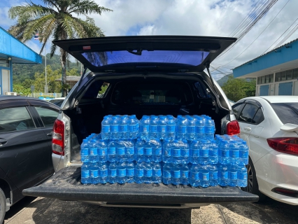 ไฟล์แนบ กปภ.สาขาภูเก็ต มอบน้ำดื่มบรรจุขวดตราสัญลักษณ์ กปภ. จำนวน 200 ขวด สำหรับโครงการคลินิกเกษตรเคลื่อนที่ในพระราชานุเคราะห์ สมเด็จพระบรมโอรสาธิราชฯ สยามมกุฎราชกุมาร