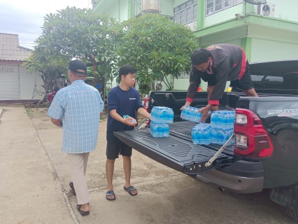 ไฟล์แนบ กปภ.สาขาสวรรคโลก สนับสนุนน้ำดื่มบรรจุขวดให้กับประชาชนที่ประสบอุทกภัยน้ำท่วมในเขตพื้นที่ ต.คลองยาง อ.สวรรคโลก จ.สุโขทัย 