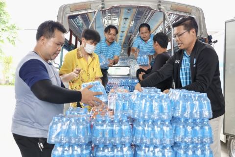 ไฟล์แนบ กปภ.ข.3  มอบน้ำดื่มบรรจุขวดตราสัญลักษณ์ กปภ. ช่วยเหลือผู้อพยพศูนย์พักพิงชายแดนไทย - กัมพูชา 