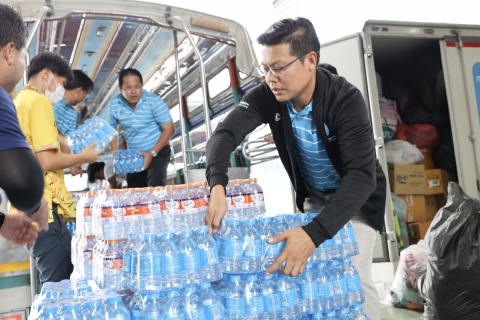 ไฟล์แนบ กปภ.ข.3  มอบน้ำดื่มบรรจุขวดตราสัญลักษณ์ กปภ. ช่วยเหลือผู้อพยพศูนย์พักพิงชายแดนไทย - กัมพูชา 