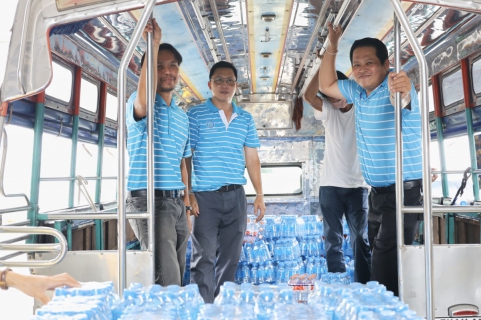 ไฟล์แนบ กปภ.ข.3  มอบน้ำดื่มบรรจุขวดตราสัญลักษณ์ กปภ. ช่วยเหลือผู้อพยพศูนย์พักพิงชายแดนไทย - กัมพูชา 