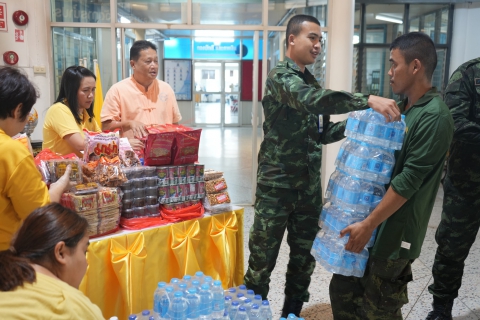 ไฟล์แนบ กปภ.ข.7 มอบน้ำดื่มบรรจุขวด และสิ่งของ ช่วยเหลือทหาร มทบ.24 ปฏิบติหน้าที่ชายแดนไทย-กัมพูชา
