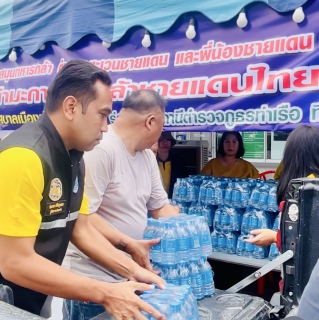 ไฟล์แนบ กปภ.สาขาท่ามะกา มอบน้ำดื่มบรรจุขวดตราสัญลักษณ์ กปภ. ช่วยเหลือผู้อพยพศูนย์พักพิงชายแดนไทย  กัมพูชา ในโครงการ รวมพลัง รวมน้ำใจ สู่ชายแดน วันศุกร์ที่ 1 สิงหาคม 2568 