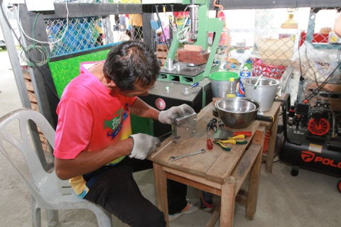 ไฟล์แนบ กปภ.เขต 1 จัดกิจกรรม ฝาสร้างศิลป์...สู่อนาคตที่ยั่งยืน เปลี่ยนขยะให้เป็นผลงานศิลปะและผลิตภัณฑ์ต่างๆ