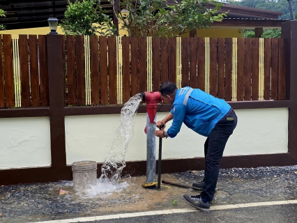 ไฟล์แนบ กปภ.สาขาขนอม ลงพื้นที่ ดำเนินการเปิดล้างตะกอนระบายในเส้นท่อจ่ายน้ำ (Blow off) ผ่านหัวดับเพลิง บริเวณซอยอ่าวขนอม 32 ม.7 ต.ขนอม  อ.ขนอม จ.นครศรีธรรมราช 