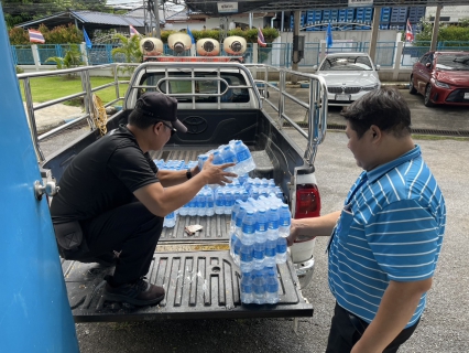 ไฟล์แนบ กปภ.สาขารังสิต(พ) มอบน้ำดื่มบรรจุขวดตราสัญลักษณ์ กปภ. ให้กับเทศบาลนครรังสิตสนับสนุนโครงการฉีดวัคซีนป้องกันโรคไข้หวัดใหญ่ 4 สายพันธุ์ ให้กับประชาชนในพื้นที่