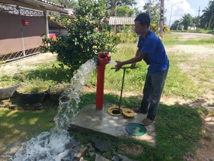 ไฟล์แนบ กปภ.สาขาคลองท่อม นำทีมลงพื้นที่ ตำบลคลองพน อำเภอคลองท่อม จังหวัดกระบี่ ดำเนินการเปิดล้างระบายตะกอนในเส้นท่อจ่ายน้ำ (Blow off) ผ่านหัวดับเพลิง