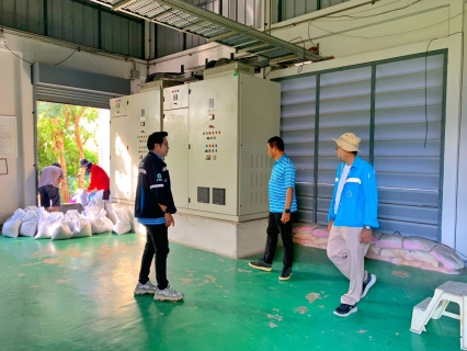 ไฟล์แนบ กปภ.สาขาปทุมธานี(ชั้นพิเศษ) เฝ้าระวังน้ำท่วม จัดทำกระสอบทรายกั้นน้ำ ป้องกันผลกระทบจากน้ำทะเลหนุนสูง