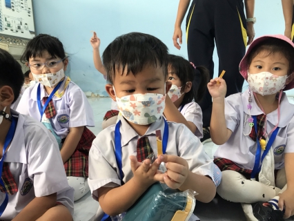 ไฟล์แนบ กปภ.สาขาพัทยา(พ) ต้อนรับคณะดูงานนักเรียนอนุบาล 3 โรงเรียนอนุบาลพร้อมคุณ ส่งเสริมความรู้เรื่องการประหยัดน้ำและสังเกตท่อรั่วเบื้องต้น