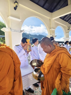 ไฟล์แนบ กปภ.สาขาพังงา เข้าร่วมพิธีทำบุญตักบาตรและพิธีวางพวงมาลา ถวายเป็นพระราชกุศล เนื่องในวันนวมินทรมหาราช 13 ตุลาคม 2568