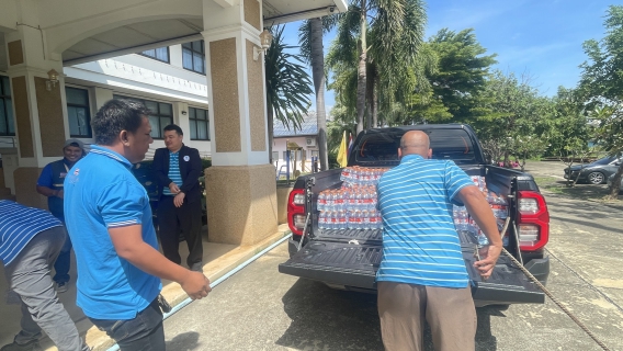 ไฟล์แนบ กปภ.สาขาราชบุรี มอบน้ำดื่มบรรจุขวด สนับสนุนการจัดงานประเพณีลอยกระทง ประจำปี 2568