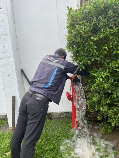 ไฟล์แนบ กปภ.ภูเก็ต นำทีมลงพื้นที่ บริเวณหมู่บ้านโมโนป่าหลาย ต.ฉลอง อ. เมือง จ.ภูเก็ต ดำเนินการระบายตะกอนในเส้นท่อจ่ายน้ำ (Blow off)