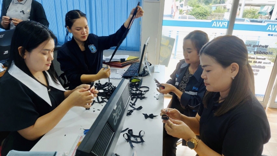 ไฟล์แนบ การประปาส่วนภูมิภาคสาขามหาสารคาม จัดทำ ริบบิ้นสีดำ มอบให้แก่ลูกค้า ประชาชนที่มาใช้บริการ ณ สำนักงาน กปภ.สาขามหาสารคาม