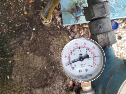 ไฟล์แนบ การประปาส่วนภูมิภาคสาขากาญจนดิษฐ์ ภายใต้การบริหารงานโดย นายสุรพงศ์ สมหวัง ผู้จัดการการประปาส่วนภูมิภาคสาขากาญจนดิษฐ์ มอบหมายพนักงานในสังกัด ดำเนินการตรวจวัดแรงดันน้ำ โดยลงพื้นที่สถานีจ่ายน้ำสะพานดิน บริเวณบ้านผู้ใช้น้ำ หมู่ 3 ตำบลท่าทองใหม่ อำเภอกาญจนดิษฐ์ จังหวัดสุราษฎร์ธานี