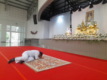 ไฟล์แนบ กปภ.สาขานราธิวาส ร่วมถวายสักการะ และลงนามแสดงความอาลัย เบื้องหน้าพระฉายาลักษณ์  สมเด็จพระนางเจ้าสิริกิติ์ พระบรมราชินีนาถ พระราชชนนีพันปีหลวง 