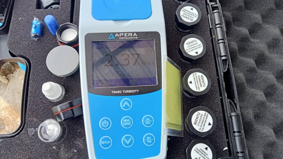 ไฟล์แนบ กปภ.สาขากาญจนดิษฐ์ ลงพื้นที่สุ่มน้ำประปา บริเวณบ้านผู้ใช้น้ำหมู่บ้านในเมืองใหม่ ม.15 ต.ปากแพรก อ.ดอนสัก จังหวัดสุราษฎร์ธานี พื้นที่สถานีผลิตน้ำวิภาวดี(บ้านใน) โดยเก็บตัวอย่างน้ำจากก๊อกน้ำที่บ้านของผู้ใช้น้ำไปตรวจสอบคุณภาพน้ำ