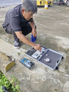 ไฟล์แนบ กปภ.สาขาภูเก็ต นำทีมลงพื้นที่ บริเวณตรงข้ามพิพิธภัณฑ์หอยราไวย์ ตำบลราไวย์ อำเภอเมืองภูเก็ต จังหวัดภูเก็ต เพื่อดำเนินการตรวจสอบคุณภาพน้ำ