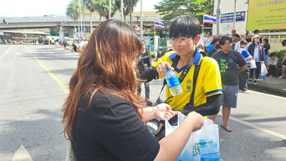 ไฟล์แนบ การประปาส่วนภูมิภาคสาขาฉะเชิงเทราร่วมบริการน้ำดื่มตราสัญลักษณ์ กปภ. จำนวน 720 ขวด ให้กับประชาชนที่มาร่วมต้อนรับขบวนแห่หลวงพ่อโสธรทางบก ประจำปี 2568