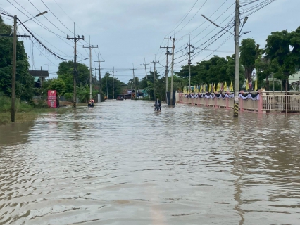ไฟล์แนบ กปภ.สาขาลาดยาว สนับสนุนน้ำดิ่มตราสัญลักษณ์ กปภ. ช่วยเหลือประชาชนประสบอุทกภัย