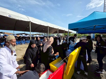 ไฟล์แนบ การประปาส่วนภูมิภาคสาขาสุไหงโก-ลก จัดหน่วยบริการสนับสนุนน้ำดื่มสะอาดบรรจุขวด ตรา กปภ แก่ประชาชนที่มาต้อนรับ รองนายกรัฐมนตรีและคณะรัฐมนตรี 4 กระทรวง เพื่อยกระดับคุณภาพชีวิตชาวจังหวัดนราธิวาส