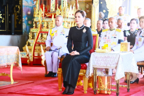 ไฟล์แนบ วันที่ 3 พฤศจิกายน 2568  พระบาทสมเด็จพระเจ้าอยู่หัว ทรงพระกรุณาโปรดเกล้าฯ ให้ พลตรีหญิง คุณหญิงปภัสสร วัชรหทัยพัทธ์ เป็นผู้แทนพระองค์ไปถวายผ้าพระกฐินพระราชทาน ณ วัดกะพังสุรินทร์ พระอารามหลวง อำเภอเมืองตรัง จังหวัดตรัง โดยมี นายกิตติ โบว์พัฒนากุล ผู้จัดการ กปภ.สาขาตรัง หัวหน้างาน และพนักงานในสังกัด ร่วมรับเสด็จฯ พร้อมนำน้ำดื่มบรรจุขวด ตราสัญญาลักษณ์ กปภ. จำนวน 2,000 ขวด มอบบริการให้แก่ประชาชน และข้าราชการที่มาร่วมพิธี