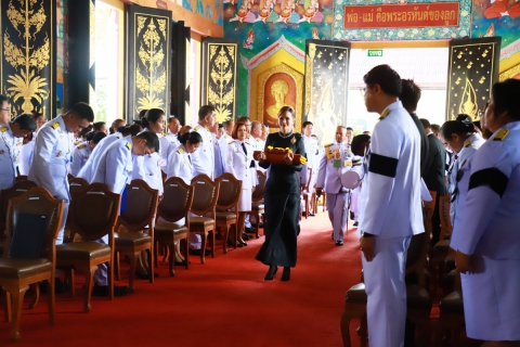 ไฟล์แนบ วันที่ 3 พฤศจิกายน 2568  พระบาทสมเด็จพระเจ้าอยู่หัว ทรงพระกรุณาโปรดเกล้าฯ ให้ พลตรีหญิง คุณหญิงปภัสสร วัชรหทัยพัทธ์ เป็นผู้แทนพระองค์ไปถวายผ้าพระกฐินพระราชทาน ณ วัดกะพังสุรินทร์ พระอารามหลวง อำเภอเมืองตรัง จังหวัดตรัง โดยมี นายกิตติ โบว์พัฒนากุล ผู้จัดการ กปภ.สาขาตรัง หัวหน้างาน และพนักงานในสังกัด ร่วมรับเสด็จฯ พร้อมนำน้ำดื่มบรรจุขวด ตราสัญญาลักษณ์ กปภ. จำนวน 2,000 ขวด มอบบริการให้แก่ประชาชน และข้าราชการที่มาร่วมพิธี