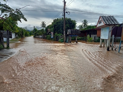 ไฟล์แนบ กปภ.สาขาเถิน มอบน้ำดื่มบรรจุขวดตราสัญลักษณ์เพื่อช่วยเหลือผู้ประสบอุทกภัยน้ำท่วม ในพื้นที่ตำบลแม่ปะ อำเภอเถิน จังหวัดลำปาง