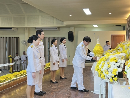 ไฟล์แนบ วันที่ 14 พฤศจิกายน 2568 นายศุภกฤษณ์ จันทร์ศุภเสน ผู้จัดการการประปาส่วนภูมิภาคสาขาลำพูน มอบหมายนายวิกรานต์ รักรุ่งโรจน์ หัวหน้างาน 8 งานบริการฯ พร้อมด้วยพนักงาน ร่วมพิธีวางพานพุ่มดอกไม้สดถวายราชสักการะ น้อมรำลึกในพระมหากรุณาธิคุณ พระบาทสมเด็จพระบรมชนกาธิเบศร มหาภูมิพลอดุลยเดชมหาราช บรมนาถบพิตร เนื่องใน วันพระบิดาแห่งฝนหลวง ประจำปี 2568 โดยมี นายโยธิน ประสงค์ความดี รองผู้ว่าราชการจังหวัดลำพูน เป็นประธานในพิธี มีคณะผู้บริหาร หัวหน้าส่วนราชการหน่วยงานองค์กรภาครัฐ รัฐวิสาหกิจ ภาคเอกชน องค์กรปกครองส่วนท้องถิ่น ข้าราชการจากสังกัดหน่วยงานต่างๆ และประชาชนชาวลำพูนทุกหมู่เหล่า ร่วมประกอบพิธีฯ ณ อาคารหอประชุมจังหวัดลำพูน