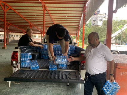 ไฟล์แนบ กปภ.ข.3 ร่วมกับ กปภ.สาขาอ้อมน้อย มอบน้ำดื่มเพื่ออำนวยความสะดวกแก่ประชาชนที่เดินทางเข้าเฝ้าฯ กราบถวายบังคมพระบรมศพ พระพันปีหลวง ณ ลานพิธีพุทธมณฑล