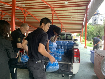 ไฟล์แนบ กปภ.ข.3 ร่วมกับ กปภ.สาขาอ้อมน้อย มอบน้ำดื่มเพื่ออำนวยความสะดวกแก่ประชาชนที่เดินทางเข้าเฝ้าฯ กราบถวายบังคมพระบรมศพ พระพันปีหลวง ณ ลานพิธีพุทธมณฑล