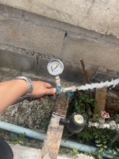 ไฟล์แนบ กปภ.สาขาหลังสวน นำทีมลงพื้นที่สุ่มตรวจวัดแรงดันน้ำ หน้ามาตร ในพื้นที่ ตำบลนาโพธิ์ อำเภอสวี จังหวัดชุมพร