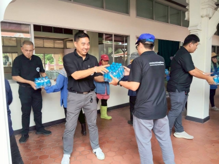 ไฟล์แนบ การประปาส่วนภูมิภาคเขต 3 ร่วมกับกปภ.สาขาอ้อมน้อยและกปภ.ในพื้นที่จังหวัดนครปฐม มอบน้ำดื่มบรรจุขวดเพื่ออำนวยความสะดวกแก่ประชาชนที่เดินทางเข้าเฝ้าฯ กราบถวายบังคมพระบรมศพ พระบรมราชชนนีพันปีหลวง