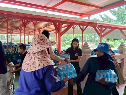 ไฟล์แนบ การประปาส่วนภูมิภาคเขต 3 ร่วมกับกปภ.สาขาอ้อมน้อยและกปภ.ในพื้นที่จังหวัดนครปฐม มอบน้ำดื่มบรรจุขวดเพื่ออำนวยความสะดวกแก่ประชาชนที่เดินทางเข้าเฝ้าฯ กราบถวายบังคมพระบรมศพ พระบรมราชชนนีพันปีหลวง